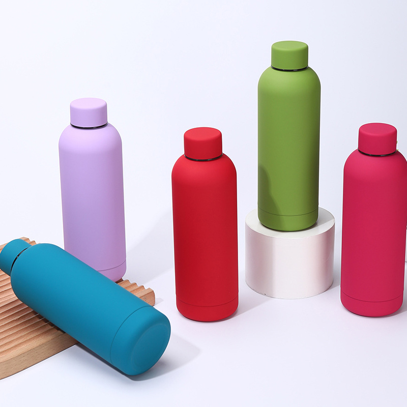 Värikäs ruostumattomasta teräksestä valmistettu vesipullo