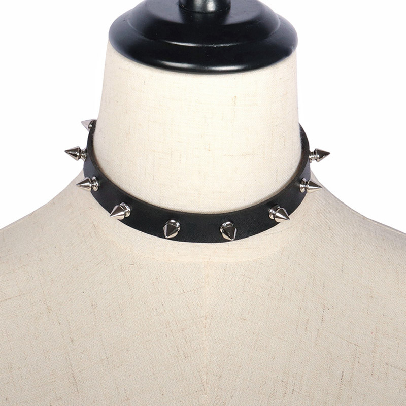 Goottilainen niittien punk choker
